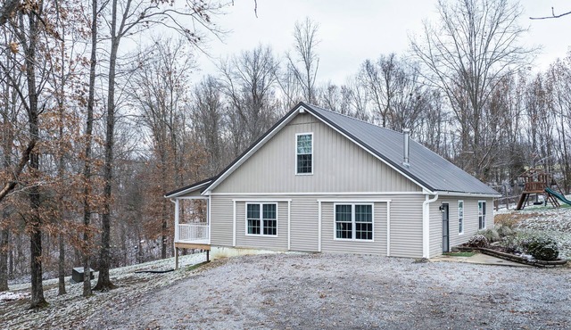 Rural, peaceful, sleeps 10