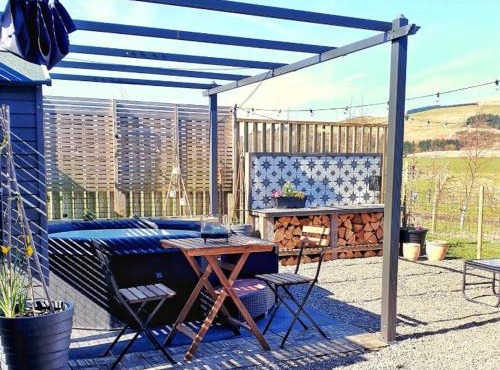 Rural Private Lodge - With Hot Tub - Outdoor Kitchen and Covered Lounge for Two