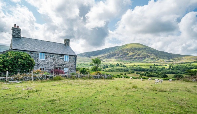Rural retreat in the mountains with far reaching views | Pwll-Y-March