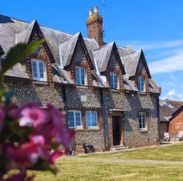 Rural Retreat near West Wittering Beach! Dog Friendly & Free Parking - Ideal Weekend Getaway! Chichester Holiday Properties