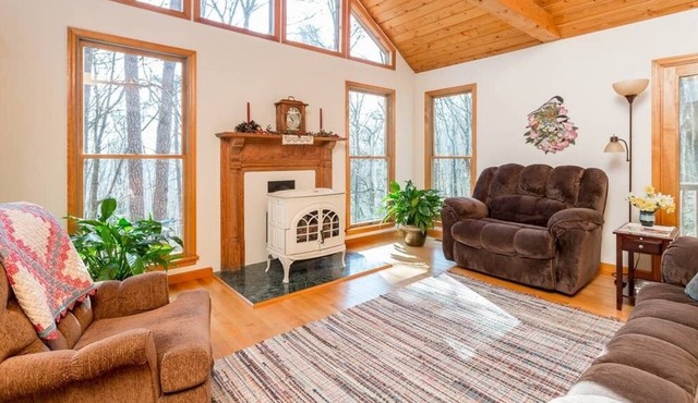 Rural Retreat on 11 acres, Cabin in the Woods Beautiful Secluded setting