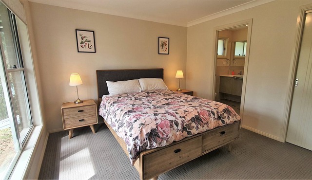 Rural retreat within a 5 minute drive to beaches and CBD.