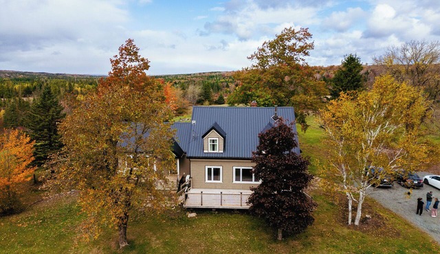 Rural spacious farmhouse w/hot tub and can sleep 10, located 15m from Truro