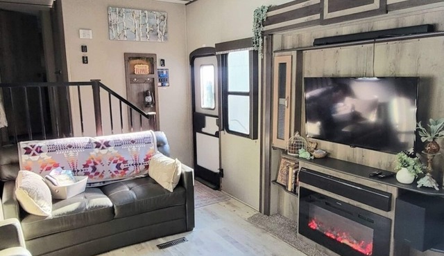 Rural stay in a modern rv with vintage cabin-glamping vibes & forest trails