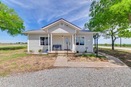 Rural Texas Retreat Patio and Country Views!