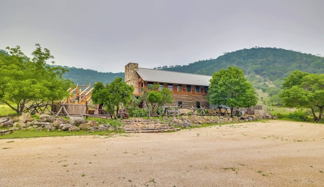 Rural Texas Villa w/Hot Tub - Horses Welcome!