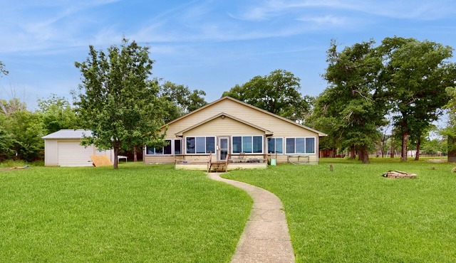 Rural & unique waterfront home on Lake Limestone w/dock, waterslide & sunroom