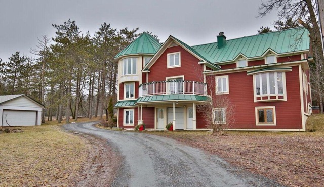 "Rustic country farm 5 min. from Magog Lake, commerce and highway.