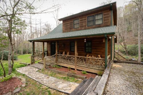Rushing Creek Cabin - Secluded Mountain Cabin with Outdoor Fire Pit