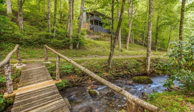 Rushing Creek Retreat, Serene Cabin with Great Views!