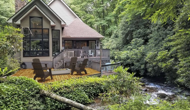 Rushing Water, Hot Tub, Big Deck, Firepit, Hiking, National Forest & Wi-Fi