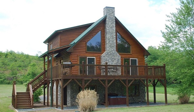 Rushing Waters - Riverfront, Hot Tub, Dog Friendly, Ping Pong Table, Gas Fireplace, WIFI