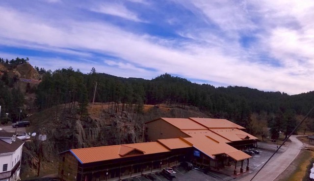 Rushmore Express & Suites