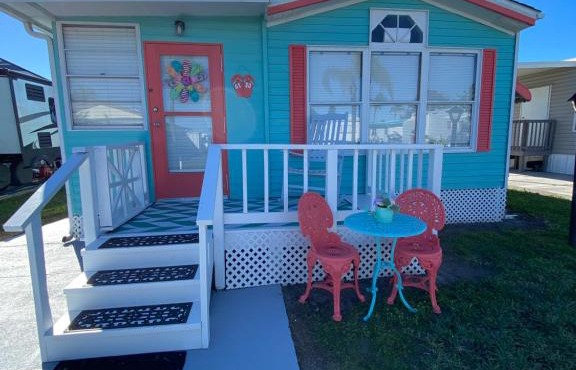 Ruskin FL Resort- 30 mins-90 mins away from FL Attractions, Facilities and close to the gulf coast beaches