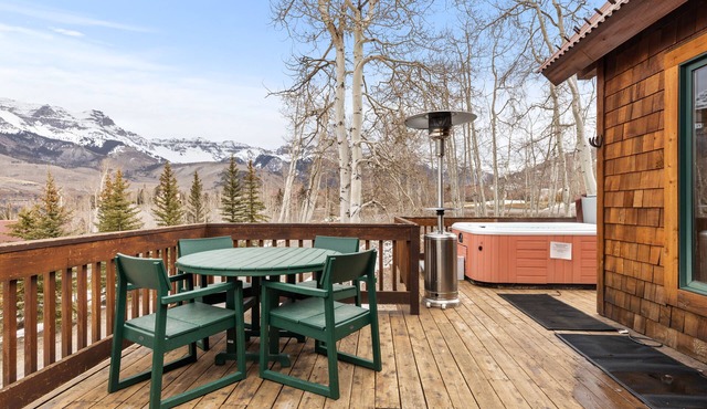 Russell Home by AvantStay | Expansive Deck, Stunning Views & Hot Tub!