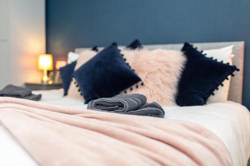 Russell House, Large townhouse spacious and modern with ground floor bedroom and shower room and free parking