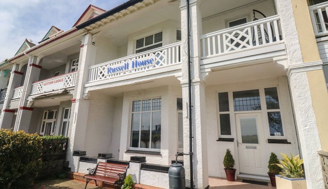 RUSSELL HOUSE, pet friendly, country holiday cottage in Paignton