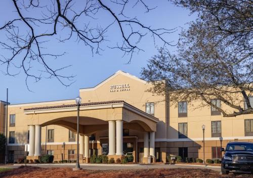 Russell Inn and Suites