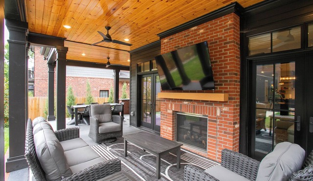 Russell St Retreat: Luxe Home w/HotTub