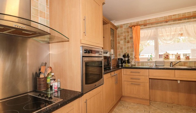 RUSSET, pet friendly, country holiday cottage, with a garden in Mark