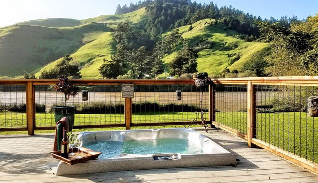 Russian River Home- Stunning riverfront views, spa, bikes, kayaks, private dock