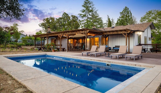 Russian River Luxury w/Heated Pool & Gas Fireplace Near Healdsburg