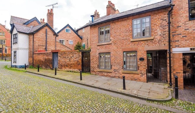 Rustic Chester Cottage Near Shops & Terrace