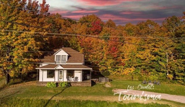 Rustic Chalet Hideaway, Hot Tub & Trail Access