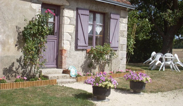 Rustic cottage with fireplace in Saint-Lubin-en-Vergonnois, pets allowed
