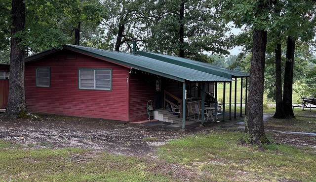 Rustic 1-bedroom cabin in wonderful Buckville with quick access to boat ramps