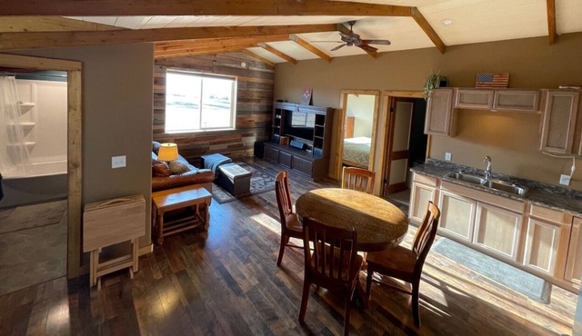 Rustic 2 bed/1 bath Cabin above shop +hot tub!