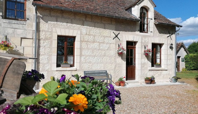 Rustic 2 bed self-catering cottage with heated pool & panoramic views.