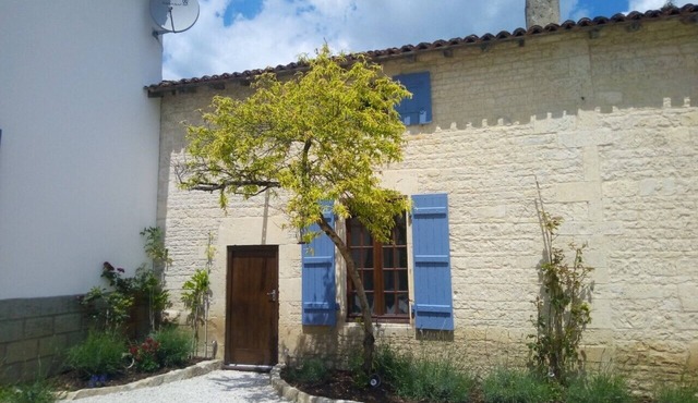 Rustic 2 bed gite sleeps 4 near Chef Boutonne