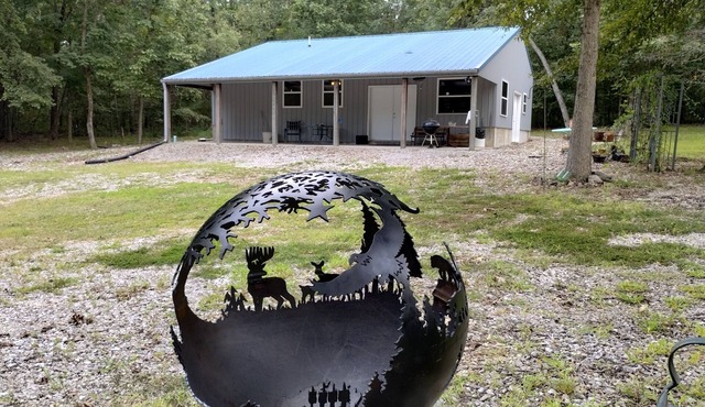 Rustic 2-bedroom cabin next to 1000+ acre Conservation area near Mark Twain Lake