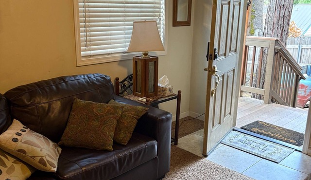 Rustic 2-bedroom house in fabulous Dunsmuir. Only 10 miles away from Mt. Shasta