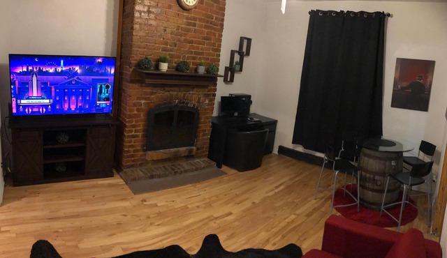 Rustic 2 Bedrooms, premium dowtown location