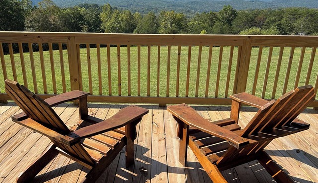 Rustic 2-BR country home w/AC, WiFi, Smart TV & scenic view near Danbury, N.C.