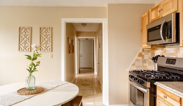 Rustic 2 Story w/Downtown Views & Private Parking