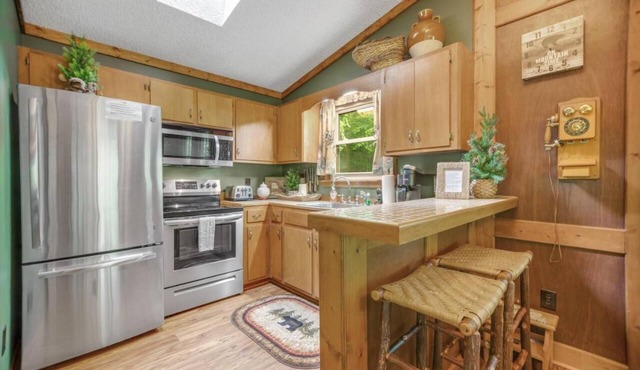 Rustic 2BR Cabin, Mountain Views & Fishing