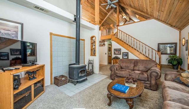 Rustic 2BR Cabin w/Loft, Large Deck, Wifi & W/D