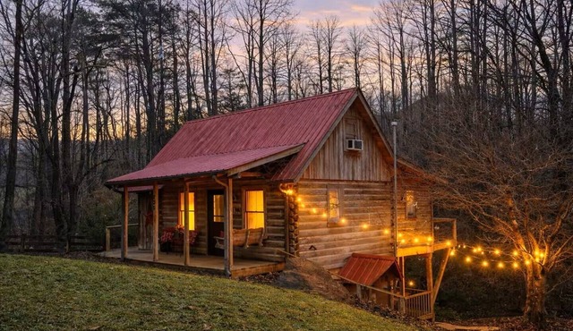 Rustic 2BR + Loft Cabin with Relaxing Firepit - Near Clayton - Burton - Tallulah