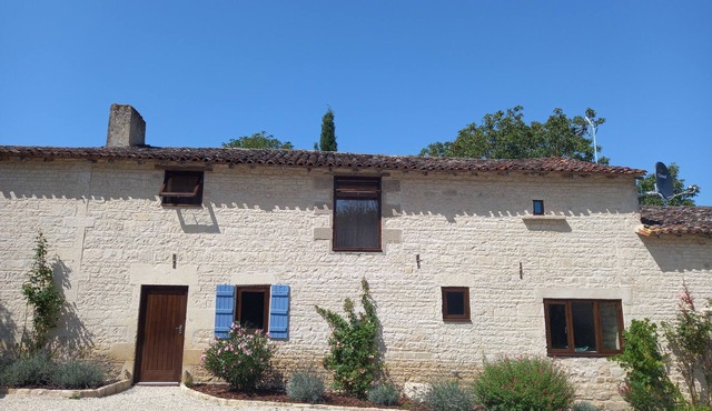 Rustic 3 bed gite sleeps 6 near Chef Boutonne