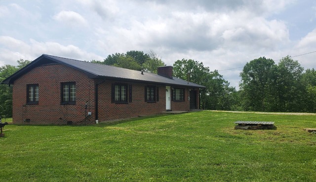 Rustic 3 Bedroom House- Classic West Virginia Mountain View