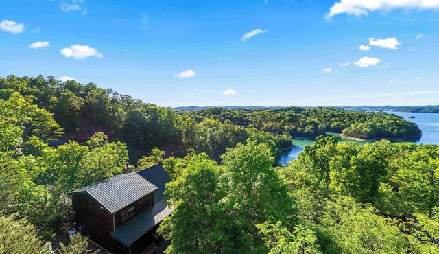 Rustic 3br Cabin Near Lake w/Hot Tub!