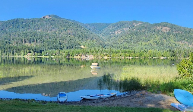 Rustic 4-bedroom, lakefront, log cabin on Bull Lake!