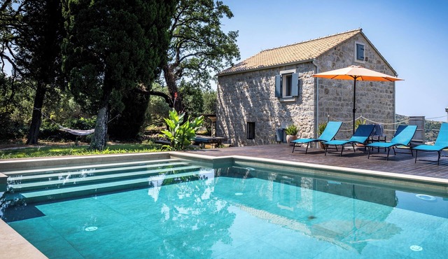 Rustic 4 bedroom villa with all the modern amenities in quiet surrounding
