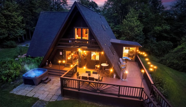 Rustic A Frame Cabin. Nature retreat on 4 acres! 15 minutes from 3 waterfalls