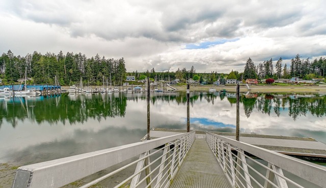 Rustic Allyn Cabin: Private Isl Community w/Kayak