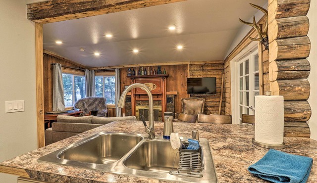 Rustic Anchorage Hideaway: Walk to Coastal Trail!