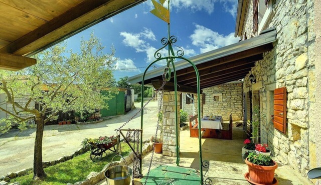 Rustic and modern stone finca with two parking spaces on the property and covered terrace